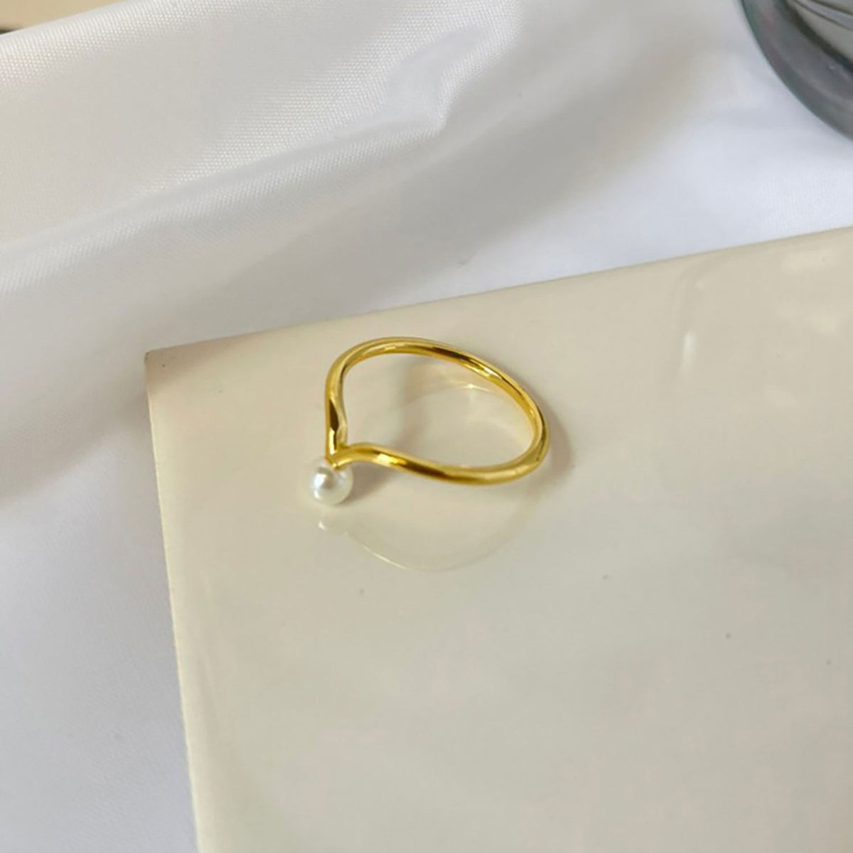 V design Petit Pearl Ring